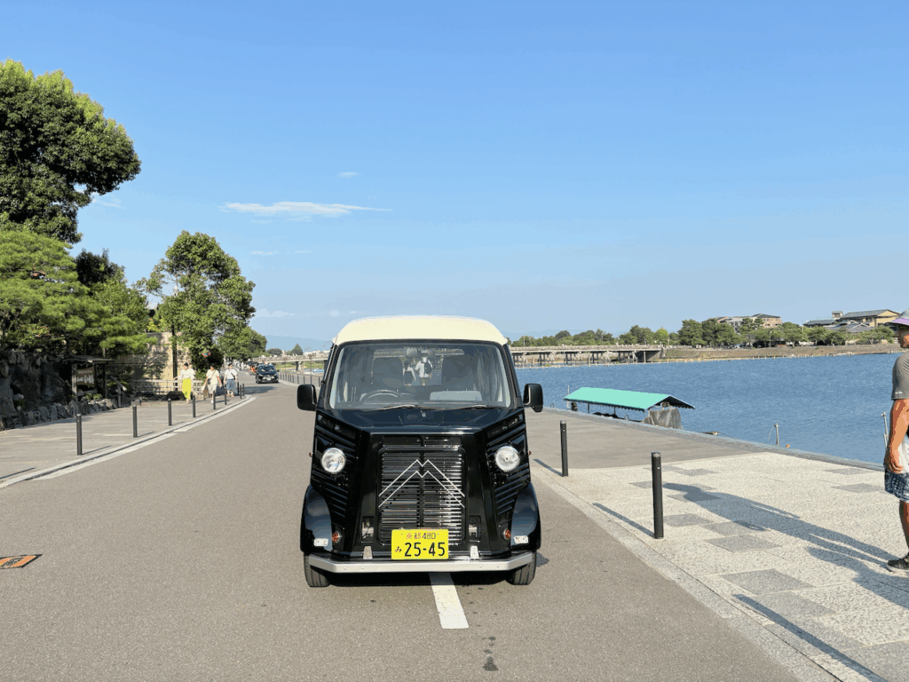 軽バンのキッチンカー（カフェカー / 移動販売車）販売（在庫車両）〜シトロエンHバンをモチーフにカスタムメイド製作