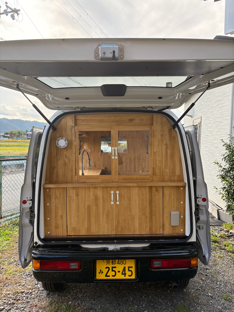 後部から見たカフェカーの販売スペース