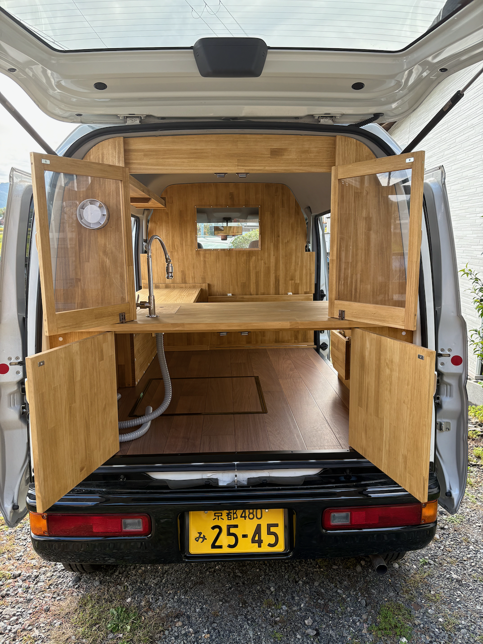 観音扉オープン時の販売カウンター全景