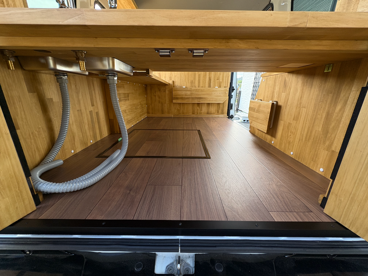 床下収納と排水ホースのスペース