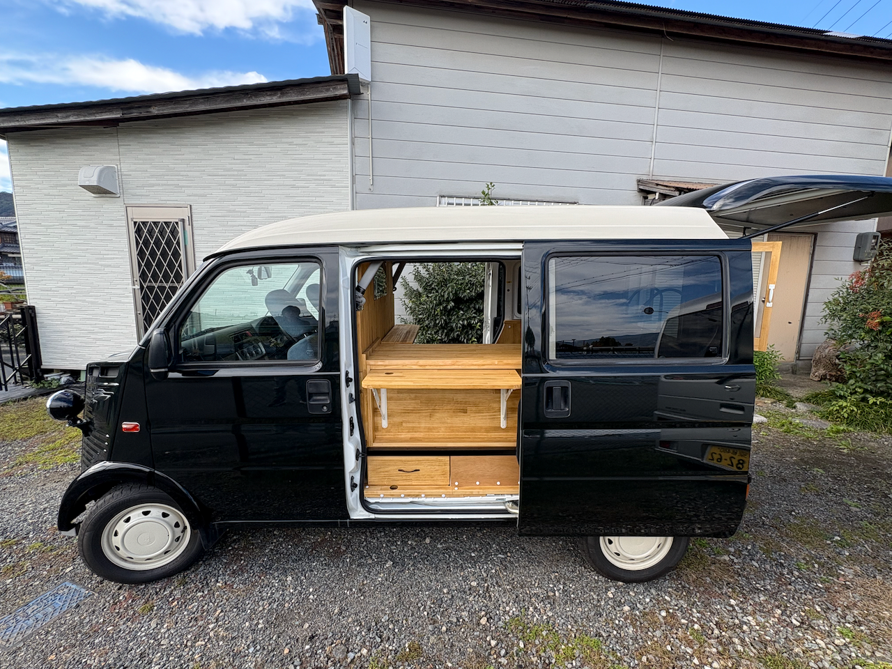 軽カフェカー内装 木の質感あふれるキッチンスペース