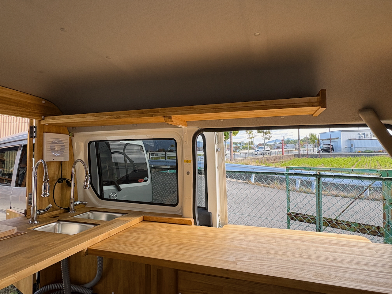 広い作業カウンターと木製ワークトップ