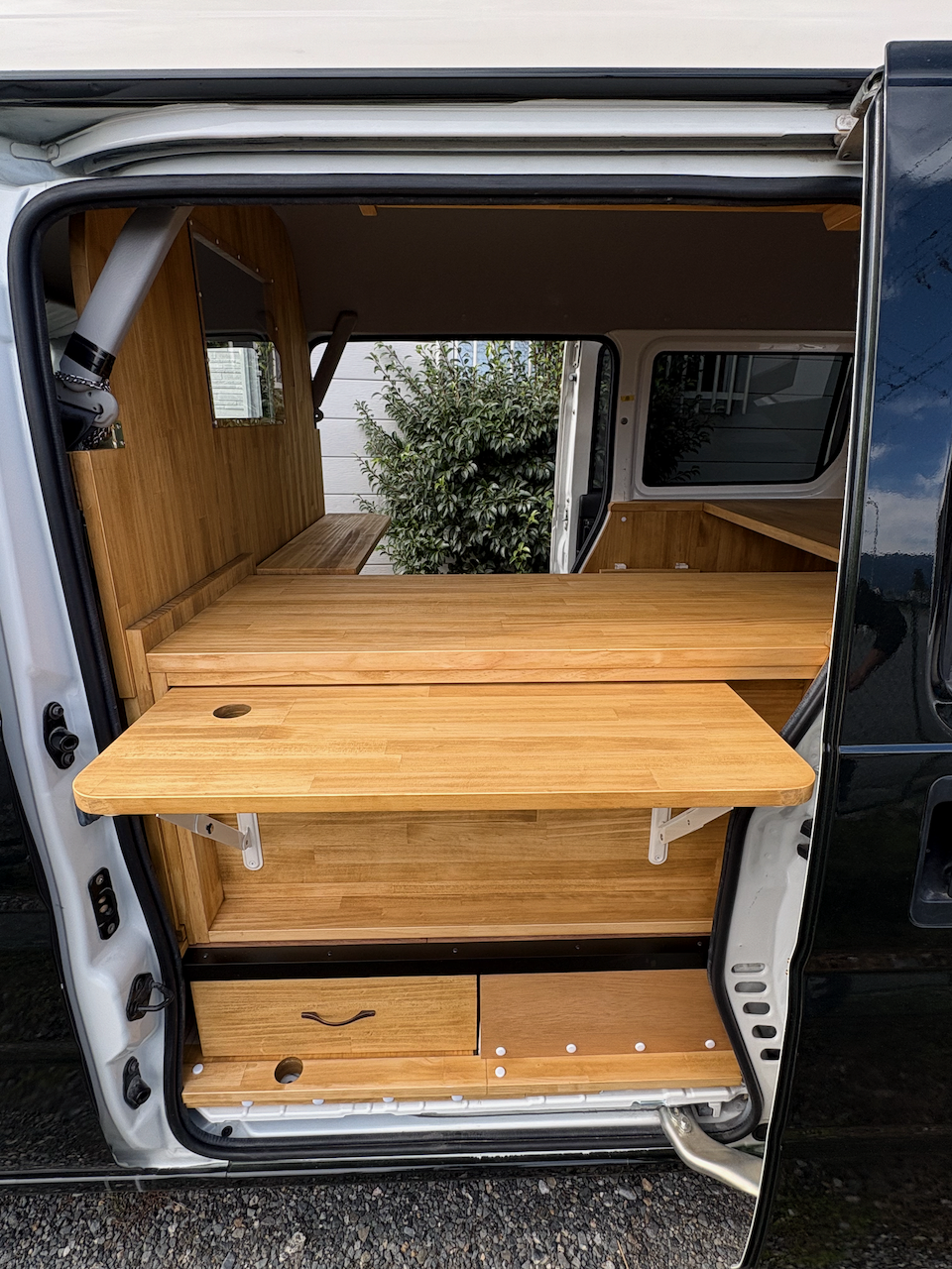 木製天板と収納スペースのディテール