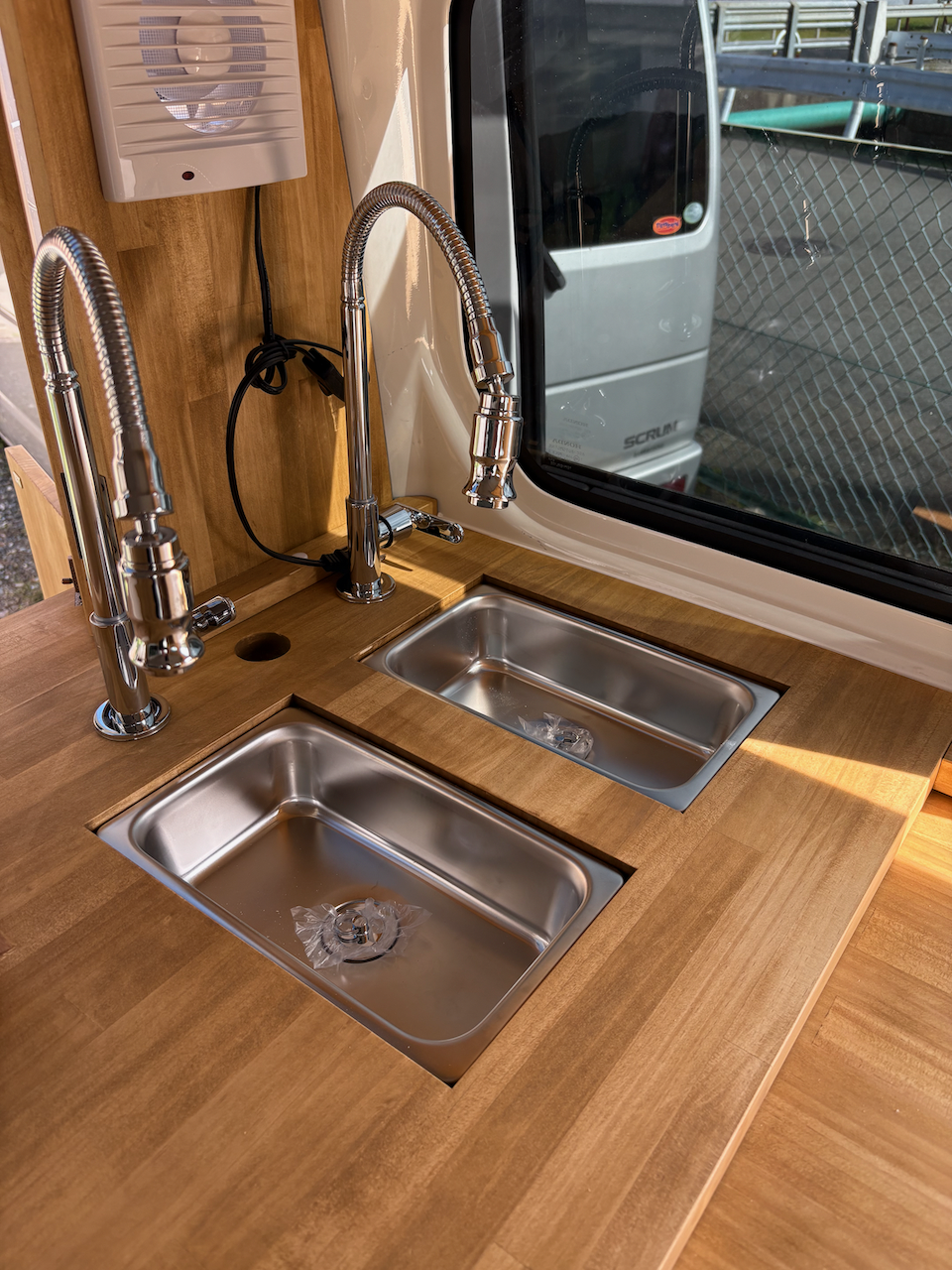 保健所対応の2槽シンクと蛇口周りの設備①